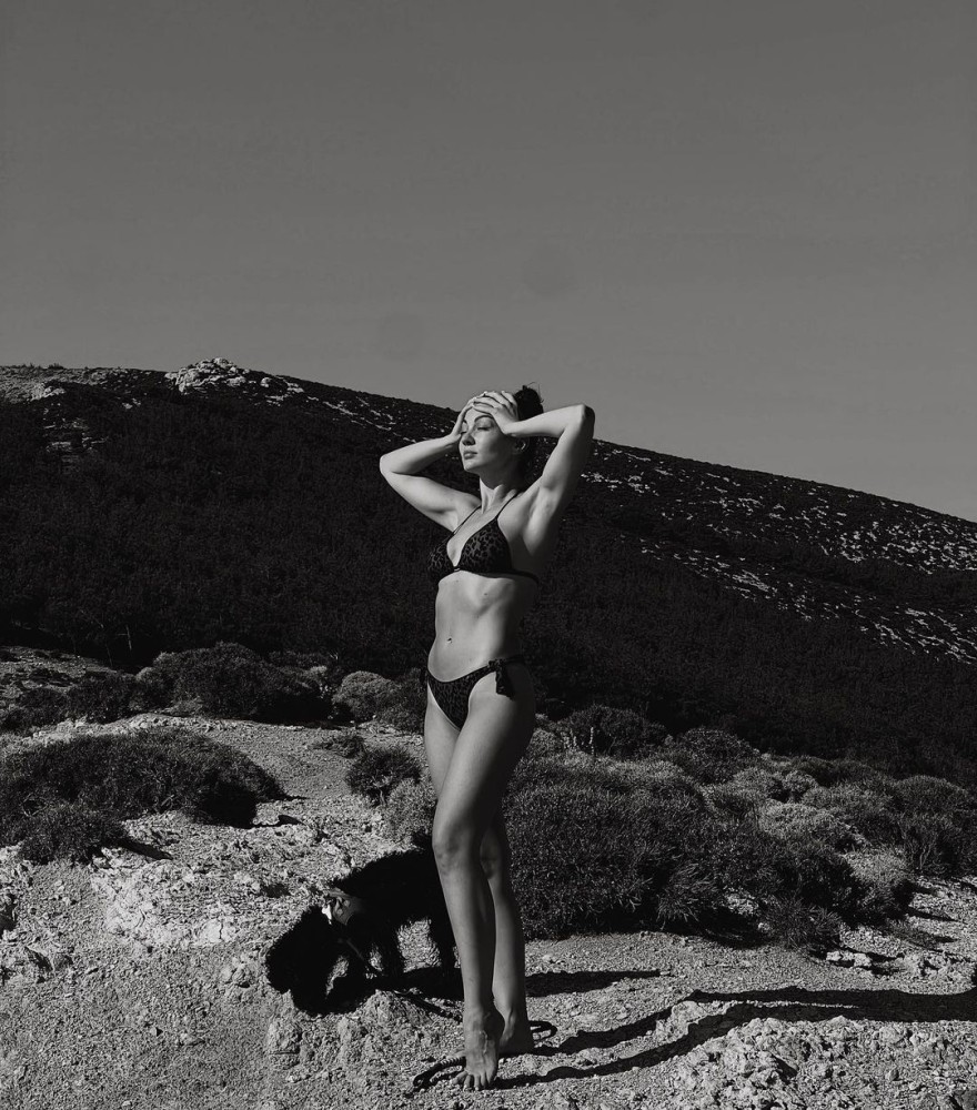 burcu ozberk in bikinili siyah beyaz tatil paylasimi begeni topladi guzelligin allah vergisi
